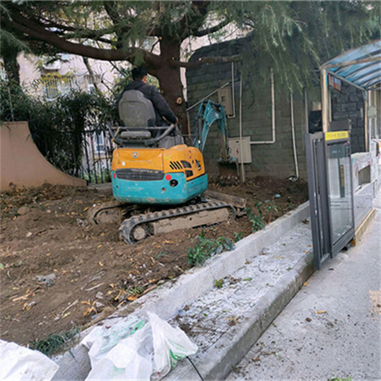 小挖机在小区门口做绿化