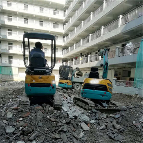 小挖机清运土方垃圾